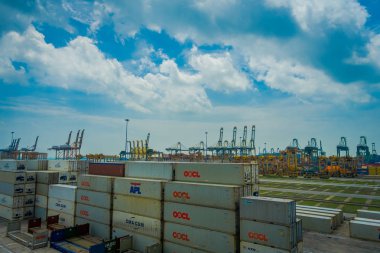 Singapore, Singapur - 30 Ocak 2018: Arka planda Singapur, açık bir konteyner somes ile limanda görünümünü vinç. Nakliye Yard'da gemi kıyı Sts Portal vinç