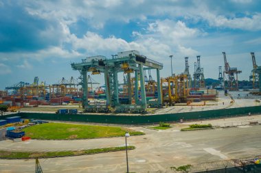 Singapore, Singapur - 30 Ocak 2018: Açık bakış bazı metalik yapılar Singapur bağlantı noktası. Gemi kıyı Sts gantry nakliye Yard'da vinç. Sentosa Adası