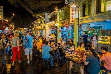 Singapore, Singapur - 30 Ocak. 2018: açık görünümü kimliği belirsiz peopleeating piyasasında sokak Bugis, Singapore