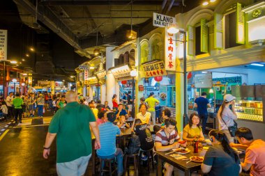 Singapore, Singapur - 30 Ocak. 2018: açık görünümü kimliği belirsiz peopleeating piyasasında sokak Bugis, Singapore
