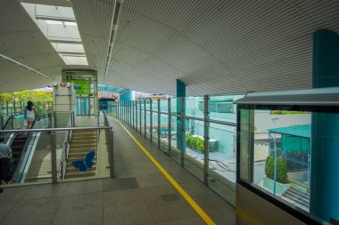 Singapore, Singapur - 01 Şubat 2018: üst katta Monorail Station, elektrikli bir merdiven Universal studio 5 milyona tarafından ziyaret yürüyüş tanımlanamayan bir yıl insanlar
