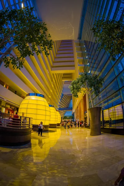 SINGAPORE, SINGAPORE - JANUARY 31, 2018: Beautiful interior view of luxurious lobby of Marina Bay Sands Hotel in Singapore, fish eye effect — Stock Photo, Image