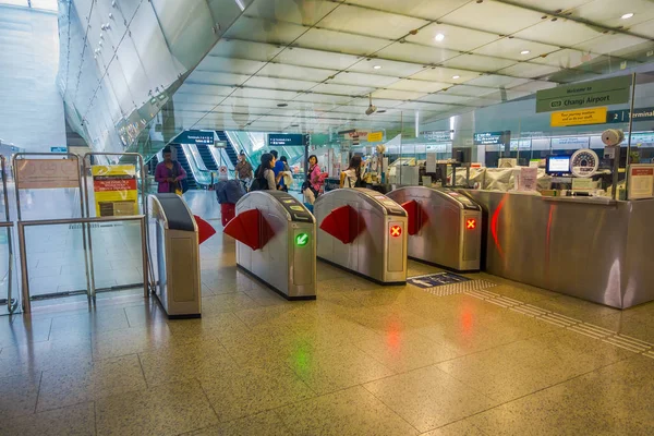 SINGAPUR, SINGAPUR - 30 DE ENERO DE 2018: Vista al aire libre de las personas en la taquilla para el uso del transporte ferroviario. Inaugurado en 1987, el MRT tiene un tráfico diario de 2,8 millones de pasajeros — Foto de Stock