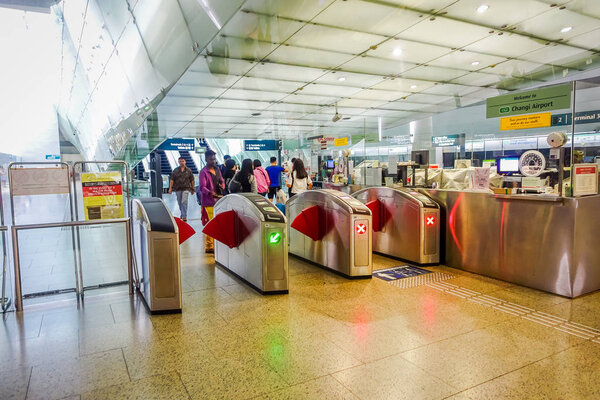 СИНГАПУР, СИНГАПУР - 30 ЯНВАРЯ 2018: Вид на улицу людей в кассе для использования железнодорожного транспорта. Открытая в 1987 году, МРТ ежедневно обслуживает 2,8 миллиона пассажиров.
