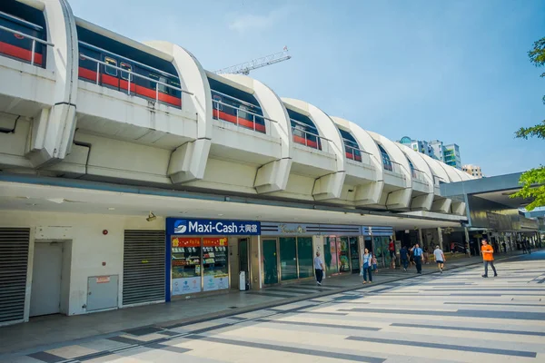 SINGAPORE, SINGAPORE - JANEIRO 30, 2018: Cingapura trem rápido em massa MRT viaja na pista. O MRT tem 106 estações e o MRT tem uma ridership diária de 2,8 milhões de passageiros — Fotografia de Stock