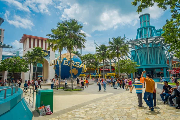 SINGAPUR - 01 DE FEBRERO DE 2018: Personas no identificadas en la entrada de Universal Studios Singapore es un parque temático ubicado dentro de Resorts World Sentosa en Sentosa Island, Singapur — Foto de Stock