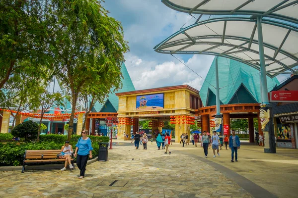 SINGAPORE - 01 FEBBRAIO 2018: Persone non identificate all'ingresso degli Universal Studios Singapore è un parco a tema situato all'interno di Resorts World Sentosa sull'isola Sentosa, Singapore — Foto Stock