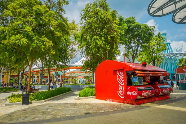 Singapur, Singapur - 01 února 2018: Venkovní pohled chýše nápoje coca cola v Universal Studios v Resorts World Sentosa na ostrov Sentosa, Singapur — Stock fotografie