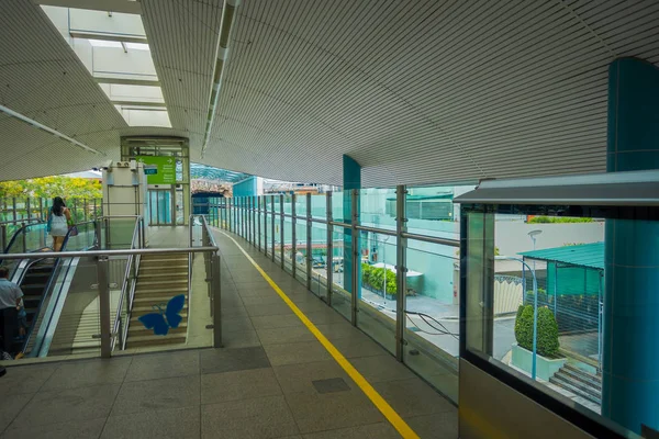 Singapore, Singapore - 01 februari 2018: Oidentifierade människor som vandrar på övervåningen i en elektrisk trappa, i monorailstation, Universal studio besöks av 5 miljoner människor per år — Stockfoto