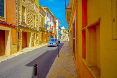 Bağlantı noktası D Andratx, İspanya - 18 Ağustos 2017: Mallorca balearic Islands, İspanya bulunan küçük eski steet Port D Andratx şehirde güzel manzarasına