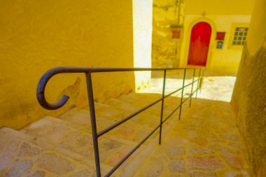 Bağlantı noktası D Andratx, İspanya - 18 Ağustos 2017: Korkuluk bağlantı noktası D Andratx şehirdeki bir eski steet Mallorca balearic Islands, İspanya bulunan açık görünümünü