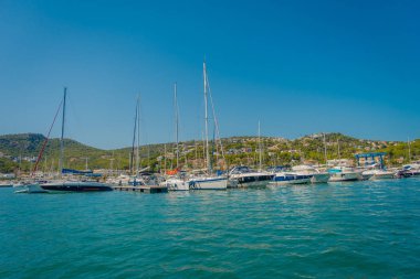 Bağlantı noktası D Andratx, İspanya - 18 Ağustos 2017: Mallorca Balear Adaları, ufuk dağda bazı binalarda, muhteşem mavi su ve İspanya güzel bir mavi gökyüzü ile güzel manzarasına