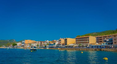 Bağlantı noktası D Andratx, İspanya - 18 Ağustos 2017: Mallorca Balear Adaları, ufuk bazı binalarda, muhteşem mavi su ve İspanya güzel bir mavi gökyüzü ile güzel manzarasına