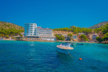 Sant Elm, Majorca, İspanya - 18 Ağustos 2017: Güzel teknede düzenli turlar Sant karaağaç ve Sant Karaağaç, Majorca, İspanya Dragonera Adası arasında