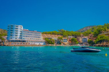 Sant Elm, Majorca, İspanya - 18 Ağustos 2017: Güzel teknede düzenli turlar Sant karaağaç ve Sant Karaağaç, Majorca, İspanya Dragonera Adası arasında