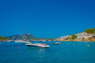 Sant Elm, Majorca, İspanya - 18 Ağustos 2017: Güzel tekne Sant Elm, güzel mavi su ve gökyüzü Majorca, İspanya