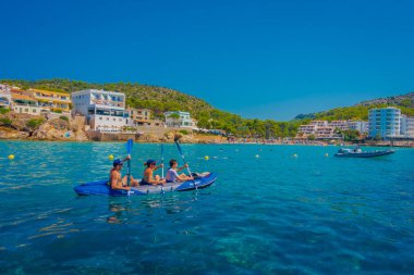 Sant Elm, Majorca, İspanya - 18 Ağustos 2017: Sant Karaağaç, güzel mavi su ve gökyüzü Majorca, İspanya, okyanusu kürek çekmeye tanımlanamayan kişi