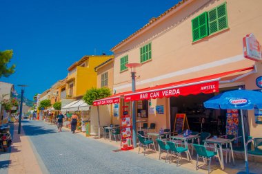 Sant Elm, Mallorca, İspanya - 18 Ağustos 2017: Sant Elm şehir şirin alışveriş caddesi, küçük şehir, San Telmo, Mallorca, İspanya