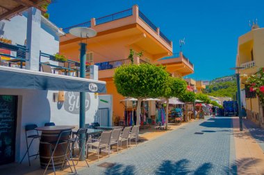 Sant Elm, Mallorca, İspanya - 18 Ağustos 2017: Sant Elm şehir şirin alışveriş caddesi, küçük şehir, San Telmo, Mallorca, İspanya