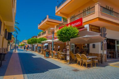 Sant Elm, Mallorca, İspanya - 18 Ağustos 2017: Sant Elm şehir şirin alışveriş caddesi, küçük şehir, San Telmo, Mallorca, İspanya