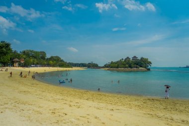 Singapore, Singapur - 01 Şubat 2018: sarı kum zevk ve tropikal Beach Sentosa Singapur Yüzme tanımlanamayan kişi