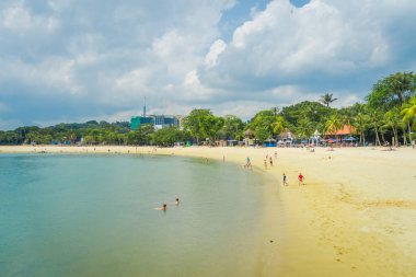 Singapore, Singapur - 01 Şubat 2018: Güzel açık görünüm kimliği belirsiz kişi Sentosa Singapur sarı kum ve tropikal plaj keyfi