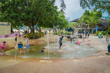 Singapore, Singapur - 01 Şubat 2018: Suda yapay çeşmeler ile oynayan çocukların güzel açık Görünümü Kapat Singapur Sentosa beach Adası'na