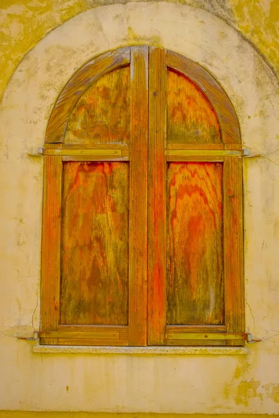 Port D Andratx, Spanje - augustus 18 2017: Close-up van klein oud bruin venster in een beschadigde muur, in Port D Andratx stad, gelegen in Mallorca Balearen, Spanje — Stockfoto