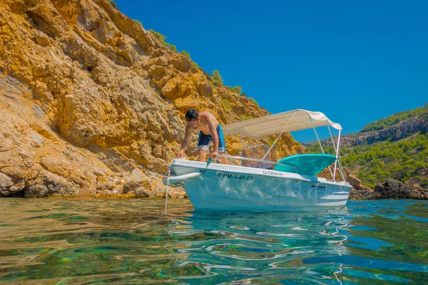 정체 불명된 남자의 푸른 물과 포트 D 안 렉스, 아름 다운 푸른 하늘 감상 마요르카 발레아레스 섬, 스페인에에서 위치한 포트 D 안 렉스, 스페인-8 월 18 2017: — 스톡 사진