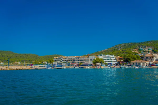 ポート D Andratx, スペイン - 2017 年 8 月 18 日: マヨルカ バレアレス諸島、地平線でいくつかの建物、豪華な青い水とスペインの美しい青空の美しい景色 — ストック写真