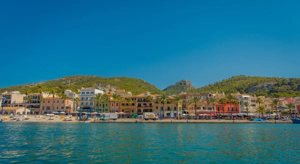 Port d andratx, spanien - 18. august 2017: schöner blick auf mallorquinische balearen, mit einigen gebäuden am horizont, mit herrlichem blauen wasser und einem wunderschönen blauen himmel, in spanien — Stockfoto