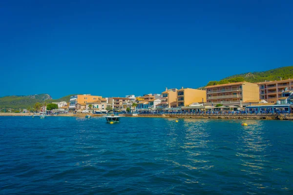 PORT D ANDRATX, SPAIN - AUGUST 18 2017: Beautiful view of Mallorca balearic islands, with some buildings in the horizon, with gorgeous blue water and a beautiful blue sky, in Spain — Stock Photo, Image