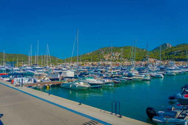 PORT D ANDRATX, ESPAÑA - 18 AGOSTO 2017: Puerto de Andratx en Mallorca, España con un velero en primer lugar — Foto de Stock