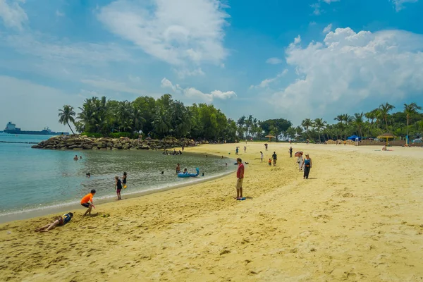 Singapore, singapore - 01. Februar 2018: Schöne Außenansicht von nicht identifizierten Menschen, die den gelben Sand und den tropischen Strand in sentosa, singapore genießen — Stockfoto