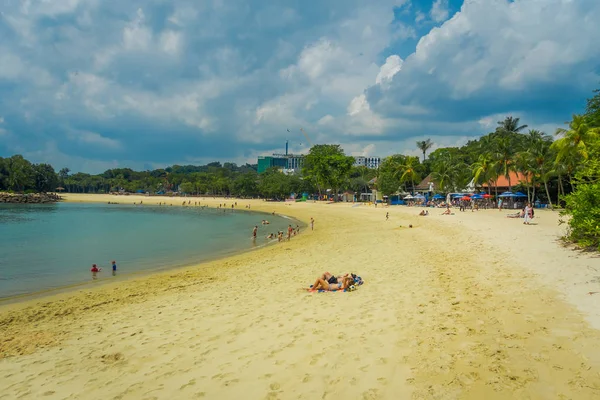 Singapore, Singapur - 01 Şubat 2018: Güzel açık görünüm kimliği belirsiz kişi Sentosa Singapur sarı kum ve tropikal plaj keyfi