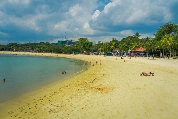 SINGAPUR, SINGAPUR - 01 DE FEBRERO DE 2018: Hermosa vista al aire libre de personas no identificadas disfrutando de la arena amarilla y la playa tropical en sentosa, Singapur — Foto de Stock