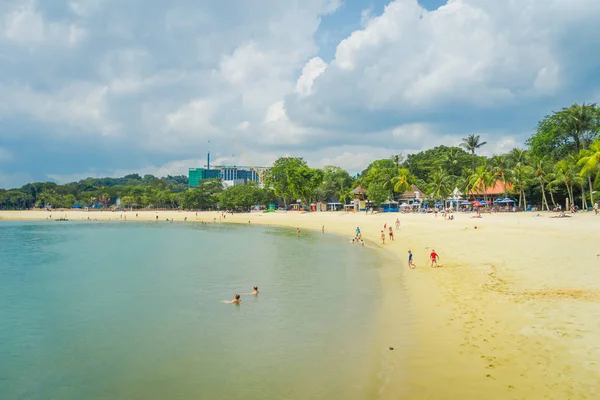 SINGAPUR, SINGAPUR - 01 DE FEBRERO DE 2018: Hermosa vista al aire libre de personas no identificadas disfrutando de la arena amarilla y la playa tropical en sentosa, Singapur — Foto de Stock