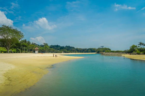 Hermosa vista al aire libre de personas no identificadas disfrutando de la arena amarilla y la playa tropical en sentosa y nadando en una piscina natural en Singapur — Foto de Stock