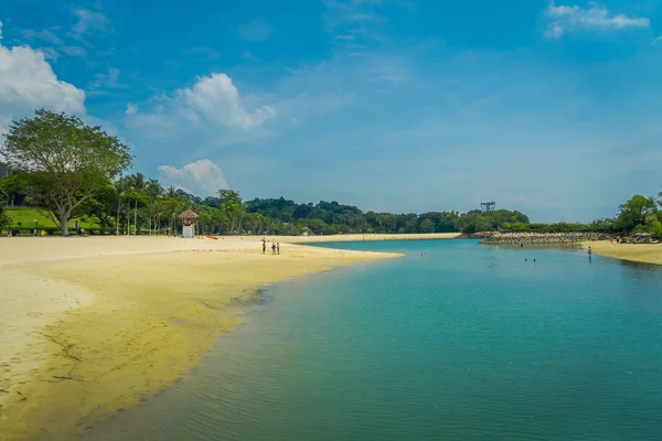 Hermosa vista al aire libre de personas no identificadas disfrutando de la arena amarilla y la playa tropical en sentosa y nadando en una piscina natural en Singapur — Foto de Stock