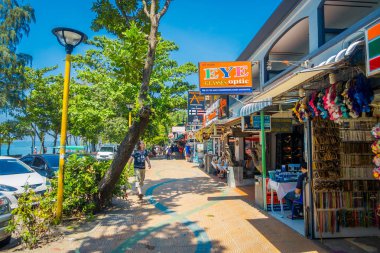 Ao Nang, Tayland - 19 Mart 2018: Ao Nang beach açık pazar itibariyle yerel dükkanlarında alışveriş turist. Ao Nang beach açık piyasa alışveriş için ünlü nokta biridir