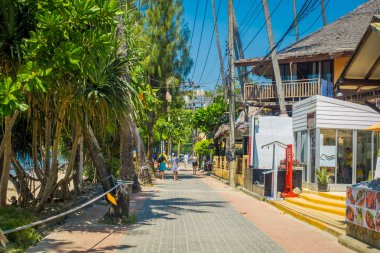 Ao Nang, Tayland - 19 Mart 2018: Ao Nang beach açık pazar itibariyle yerel tükkanlara yürüyen turist. Ao Nang beach açık piyasa alışveriş için ünlü nokta biridir