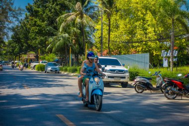 Ao Nang, Tayland - 05 Mart 2018: Kimliği belirsiz adam bir motosiklet Ao Nang beach açık pazar itibariyle yerel tükkanlara sokaklarda sürme açık görünümünü