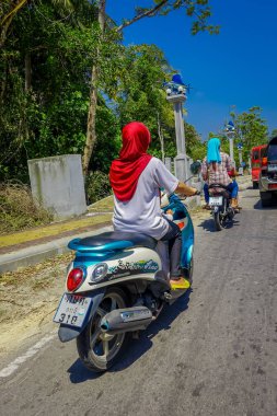 Ao Nang, Tayland - 19 Mart 2018: Ao Nang Beach yerel tükkanlara sokaklarında bir motosiklet sürme tanımlanamayan kişi
