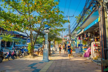 Ao Nang, Tayland - 19 Mart 2018: Ao Nang beach açık pazar itibariyle yerel tükkanlara yürüyen turist. Ao Nang beach açık piyasa alışveriş için ünlü nokta biridir