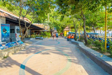 Ao Nang, Tayland - 05 Mart 2018: Ao Nang beach açık pazar itibariyle yerel dükkanlarında yürüyen turist açık bakış. Ao Nang beach açık piyasa alışveriş için ünlü nokta biridir