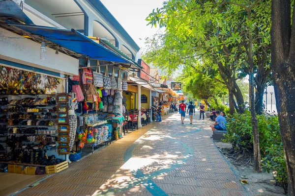 AO NANG, TAILANDIA - 19 DE MARZO DE 2018: Compras turísticas en tiendas locales en el mercado frente a la playa de Ao Nang. Mercado frente a la playa de Ao Nang es uno de los lugares famosos para ir de compras — Foto de Stock