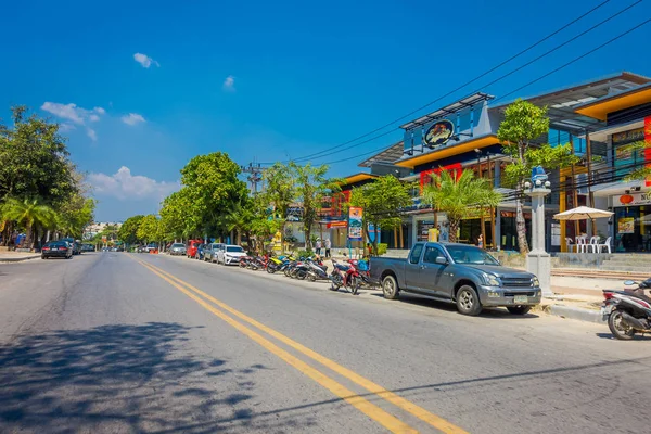 AO NANG, THAILAND - MARÇO 05, 2018: Vista ao ar livre de alguns carros e motos estacionados na rua perto de lojas locais no mercado de frente para a praia Ao Nang — Fotografia de Stock