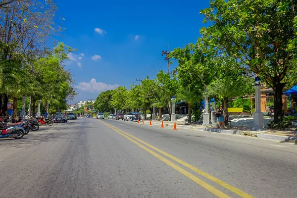 Ao Nang, Tajlandia - 19 marca 2018: Odkryty widok niektórych samochodów i motocykli zaparkowanych na ulicy, w pobliżu lokalnych sklepów w Ao Nang beach front rynku — Zdjęcie stockowe