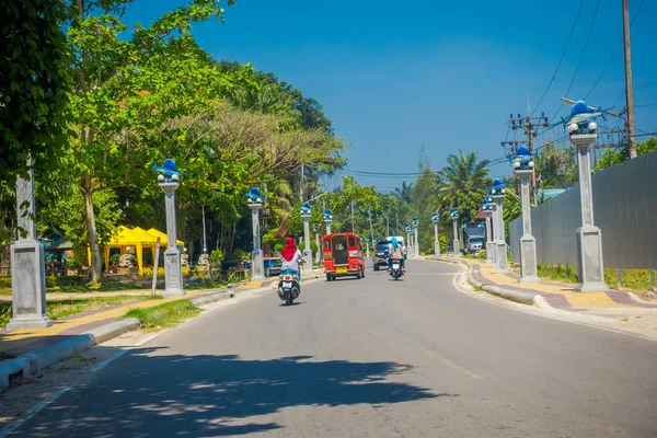 AO NANG, THAILANDIA - 19 MARZO 2018: Persone non identificate che guidano una moto per le strade vicino ai negozi locali sulla spiaggia di Ao Nang — Foto Stock