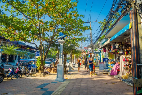 Ao Nang, 태국-2018 년 3 월 19 일: 관광객 Ao Nang 해변 앞 시장에서 지역 상점 주변 산책. 아오 낭 비치 프런트 시장 쇼핑의 명소 중 하나입니다. — 스톡 사진